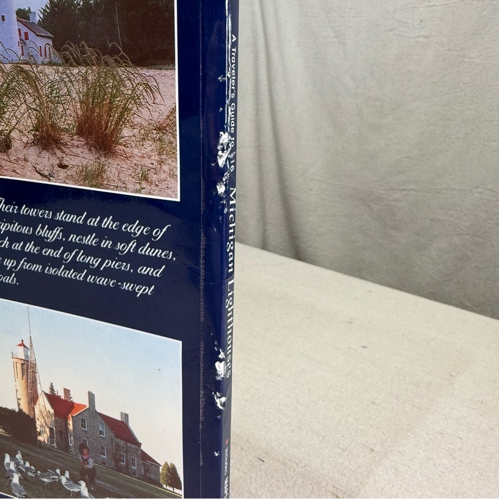 Michigan Lighthouses Guidebook - A Traveler’s Guide to 116 Michigan Lighthouses - Picture 4 of 16